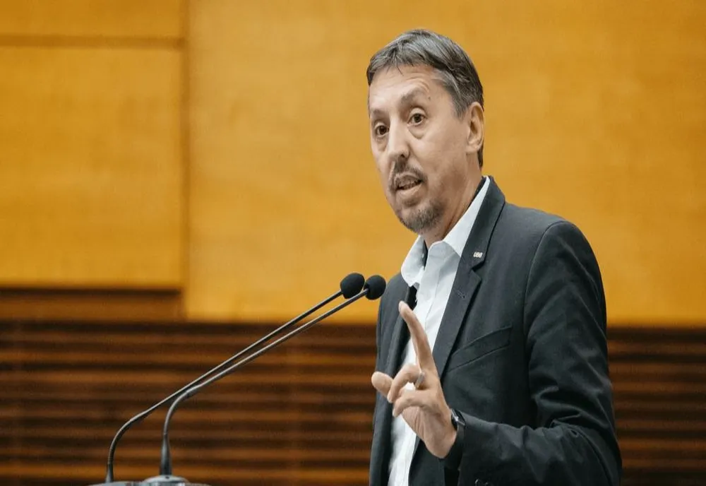 MINISTRUL EDUCAȚIEI ANUNȚĂ CĂ VOR FI MENȚINUTE DOAR BURSELE SOCIALE ȘI CELE DE MERIT