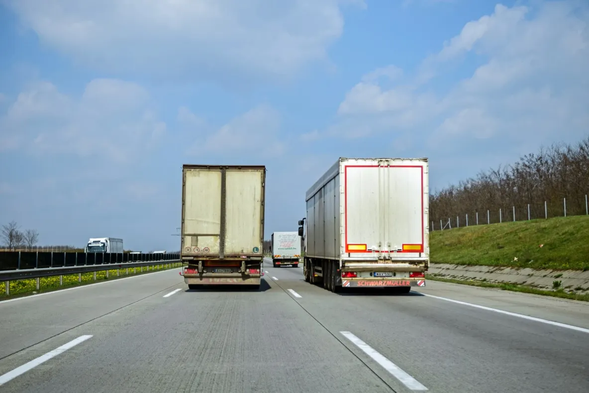 Canicula schimbă regulile pe șosele. Restricții de tonaj anunțate în mai multe județe