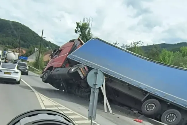 Tragedie în Bihor. Un bărbat de 28 de ani a murit după ce a fost lovit de un autotren