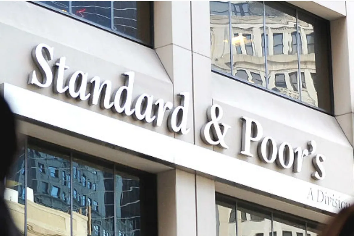 România își păstrează ratingul S&P, dar rămâne sub perspectiva negativă