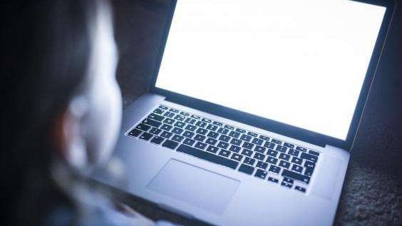 Caz șocant în Bihor. Un bărbat a accesat peste 29.000 de materiale pornografice cu minori