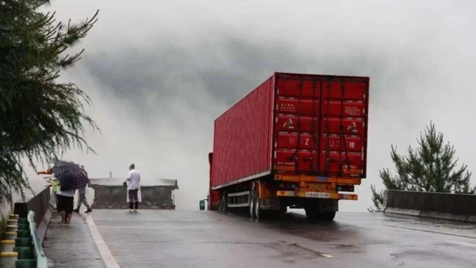 Rețea de șoferi de TIR, destructurată în Italia: mii de litri de carburant furați și vânduți la negru