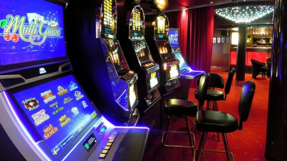 A încasat banii pentru casă și i-a pierdut la păcănele: decizia surprinzătoare a judecătorilor în cazul constructorului din Bihor