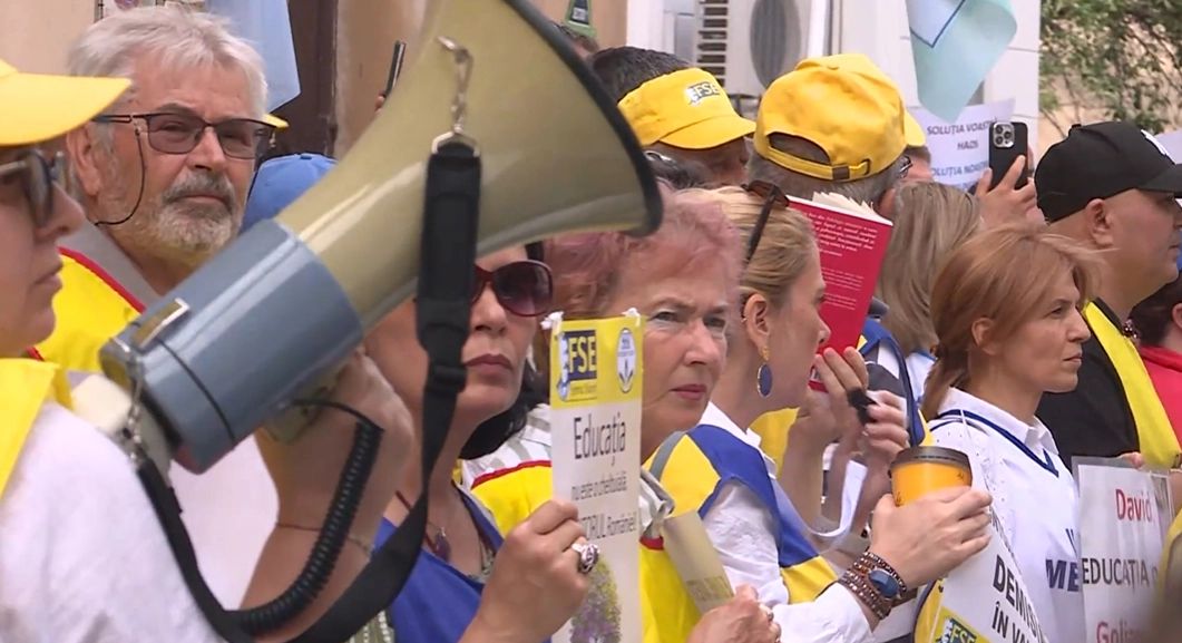 Sindicatele din Educație protestează la Palatul Cotroceni și amenință cu grevă generală