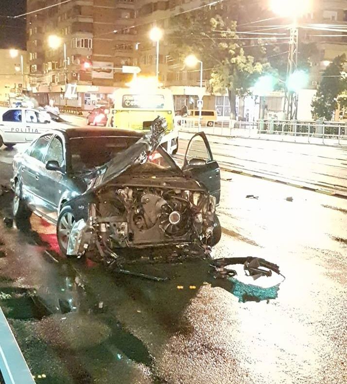 Accident pe Bulevardul Magheru: Audi distrus de un Smart