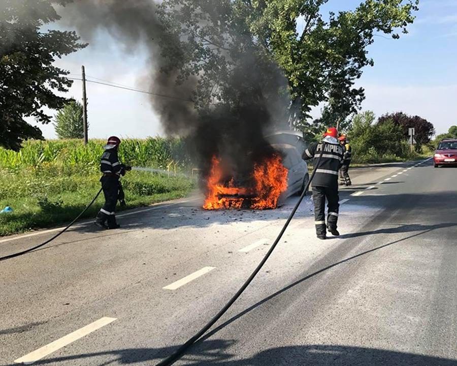Un nou incident rutier: un autoturism a luat foc pe raza comunei Nojorid