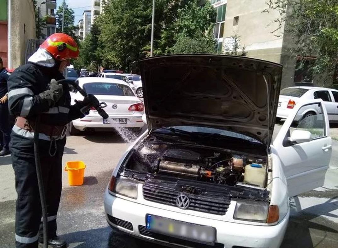 Incendiu la un autoturism de pe strada Flamarion