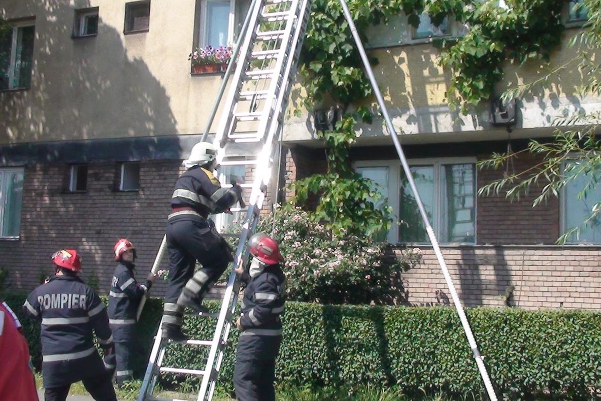 Intervenție a pompierilor bihoreni pentru salvarea a 2 persoane în Oradea și stingerea unui incendiu în Salonta