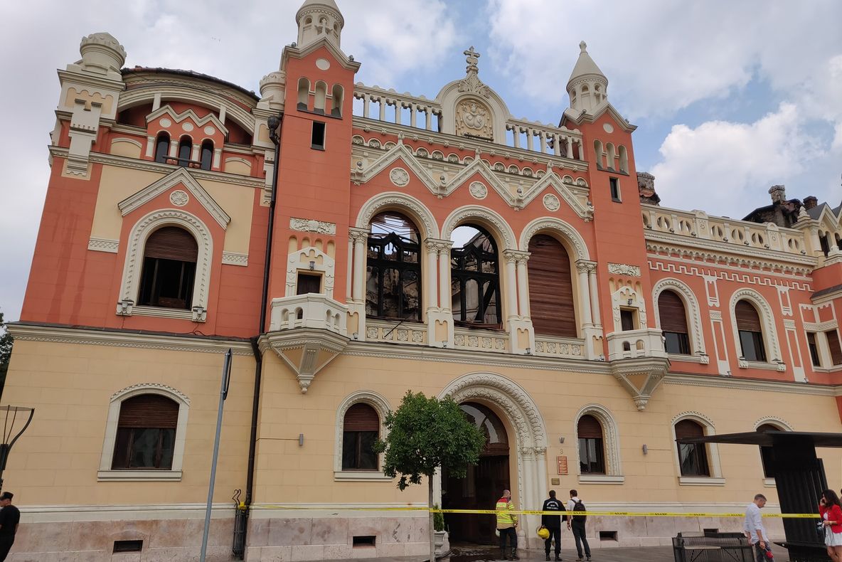 Instituțiile, cetățenii și firmele din Oradea se unesc să refacă Palatul Episcopal Greco-Catolic afectat de incendiu