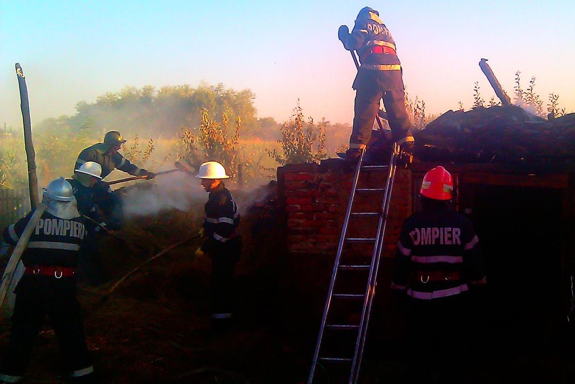Trei incendii cauzate de defecțiuni electrice, stinse de pompierii bihoreni în acest weekend