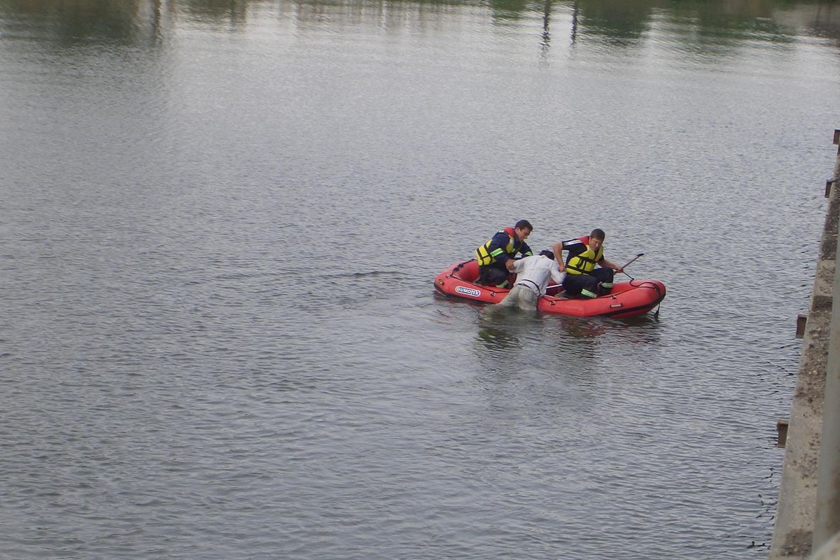 Bărbat salvat de la înec de către pompierii bihoreni