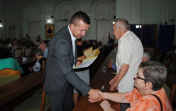 Viceprimarul Florin Birta a premiat cuplurile care au sărbătorit Nunta de Aur