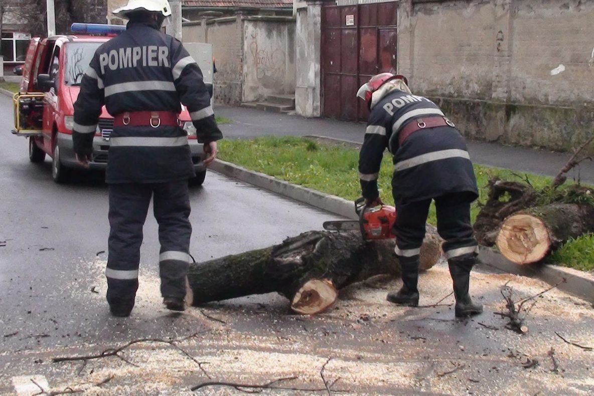 Recomandările pompierilor bihoreni pentru evitarea situațiilor de urgență generate de fenomene meteo periculoase