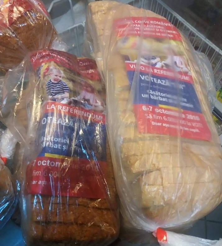 Pâine pentru referendum: Pita de Lugaș vine la pachet cu pliante pro referendum pentru familie