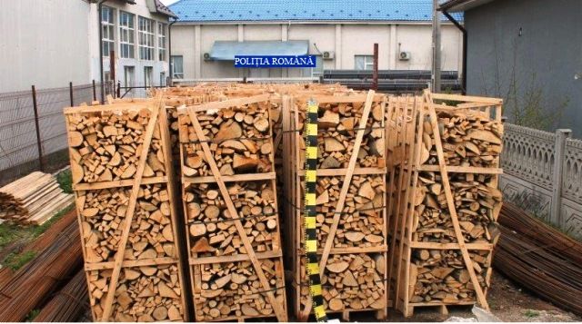 Polițiștii bihoreni au confiscat peste 60 metri cubi de cherestea transportată fără documente legale
