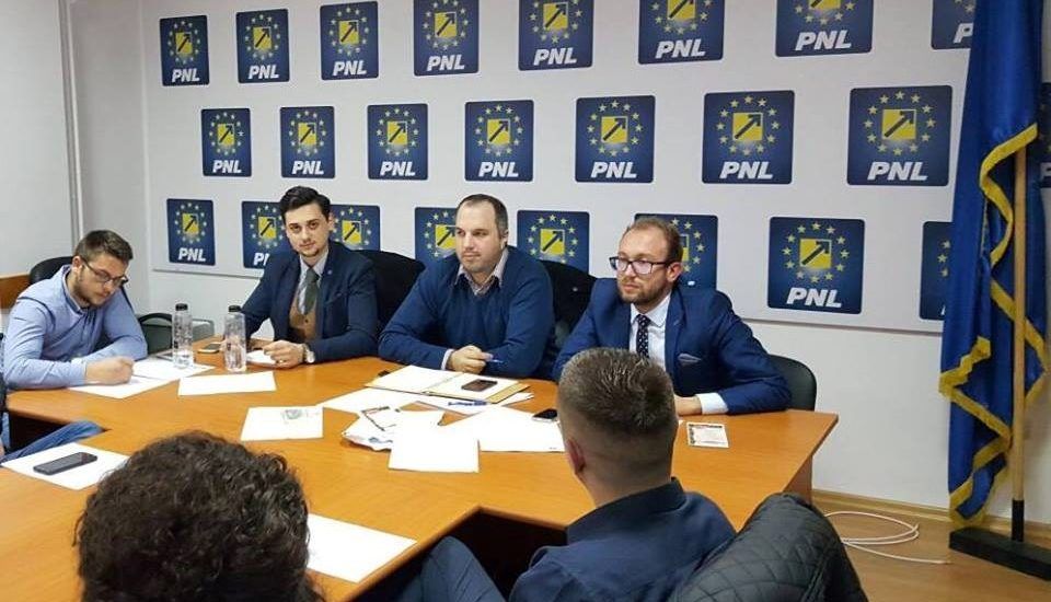 Tinerii liberali sar în apărarea medicilor și a diasporei, cer demisii din Guvern