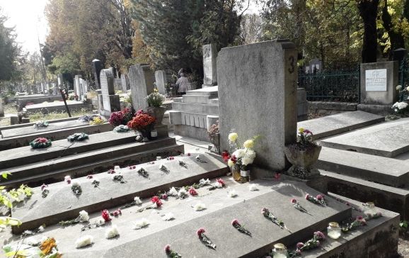 Program prelungit la cimitirul municipal și pentru ziua de vineri