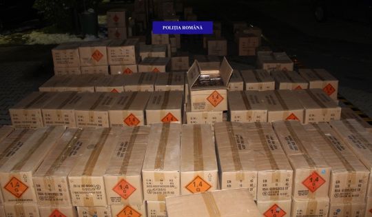 Peste 960.000 de petarde și baterii de artificii fără documente legale, confiscate de polițiștii bihoreni de la un timișorean.