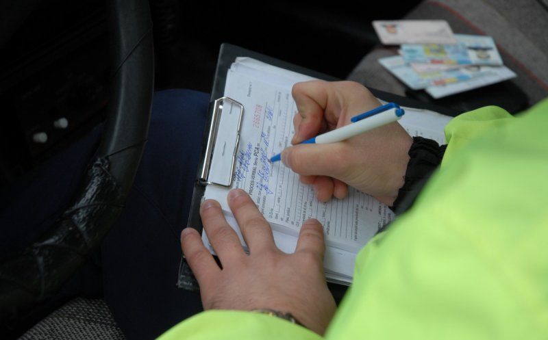 Peste 100 de participanți la trafic care nu au respectat legislația rutieră, sancționați de polițiștii rutieri în acțiune, în ultimele 24 de ore.
