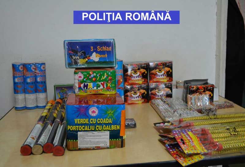 Obiecte pirotehnice interzise și tutun peste limita legală, confiscate de polițiștii bihoreni de la un bărbat din Roșiori, în urma a două percheziții domiciliare.