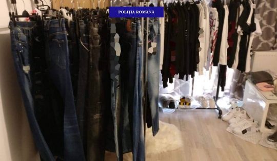 Doi orădeni, bănuiți de polițiști de evaziune fiscală prin vânzarea de îmbrăcăminte posibil contrafăcută