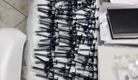 Percheziții la salonul unei orădence bănuite de practicarea fără drept a unei profesii