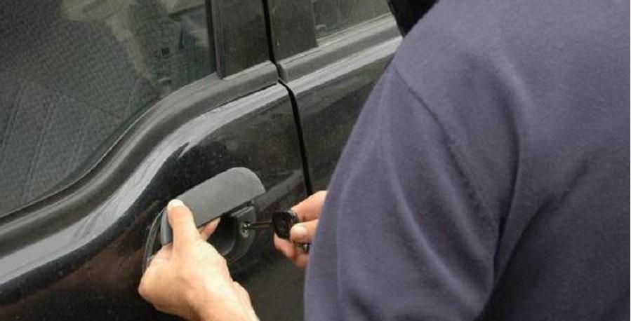 Bunuri și bani sustrase dintr-un autoturism, recuperate de polițiștii din Husasăul de Tinca, de la persoana bănuită de comiterea faptei