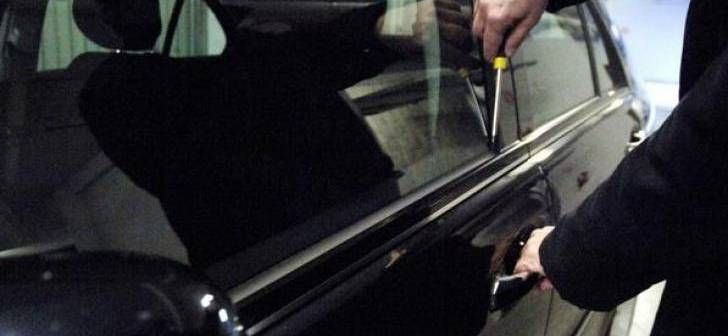 Patru tineri bănuiți de repetate furturi din autovehicule au fost reținuți de polițiștii orădeni