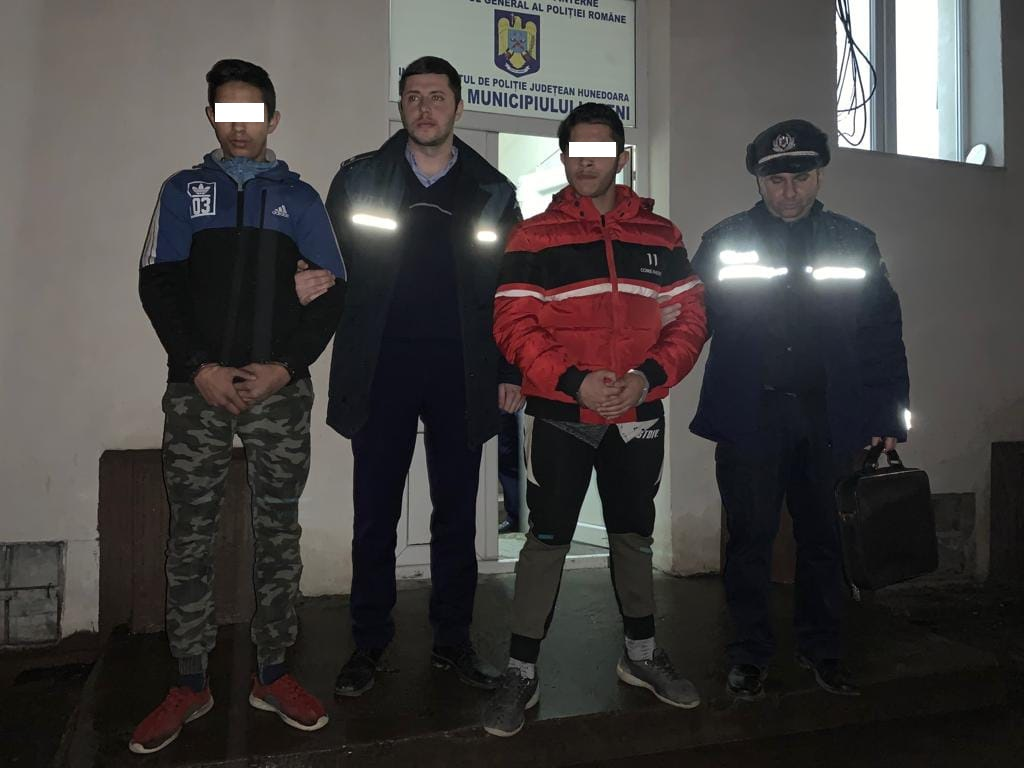 Hoți depistați în Mădăras, după ce au sustras bunuri dintr-o locuință