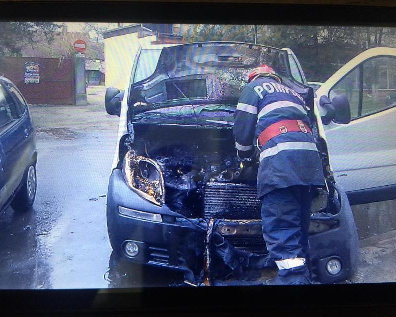 Incendiu la o autoutilitară, în municipiul Beiuș