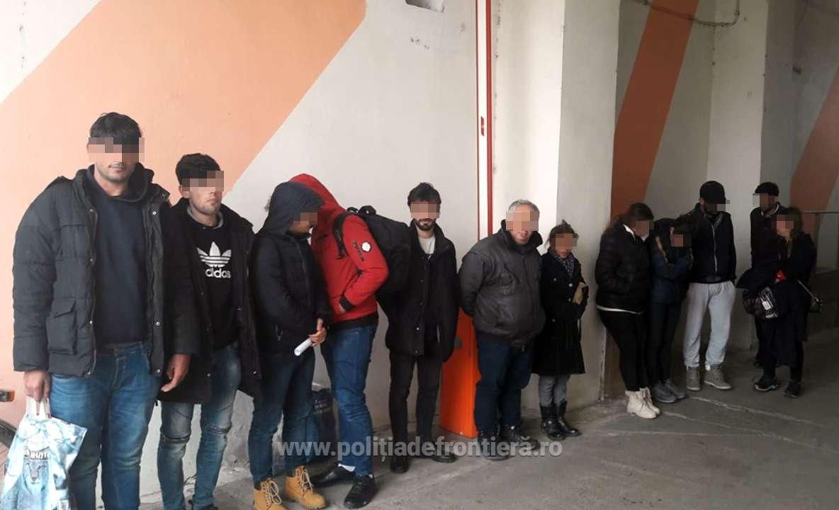 Irakieni descoperiți ascunşi într-o autoutilitară, la P.T.F. Nădlac II