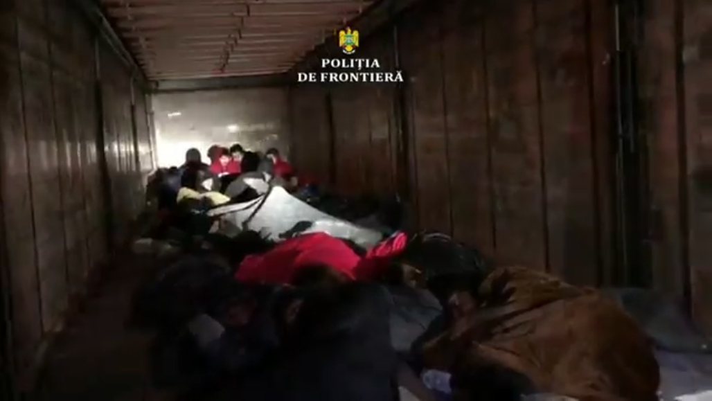 Treizeci şi patru de cetățeni străini, ascunși printre cutii cu vopsea într-un automarfar, depistaţi la P.T.F. Nădlac II