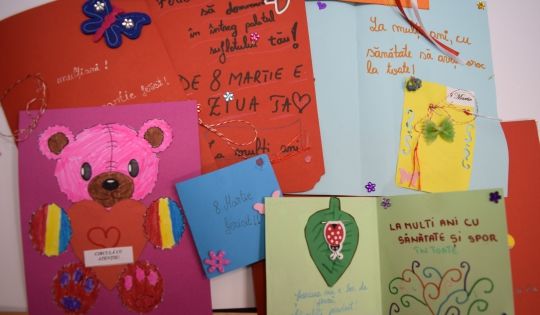 8 Martie cu flori, mesaje preventive și felicitări create de copii, alături de polițiștii bihoreni.