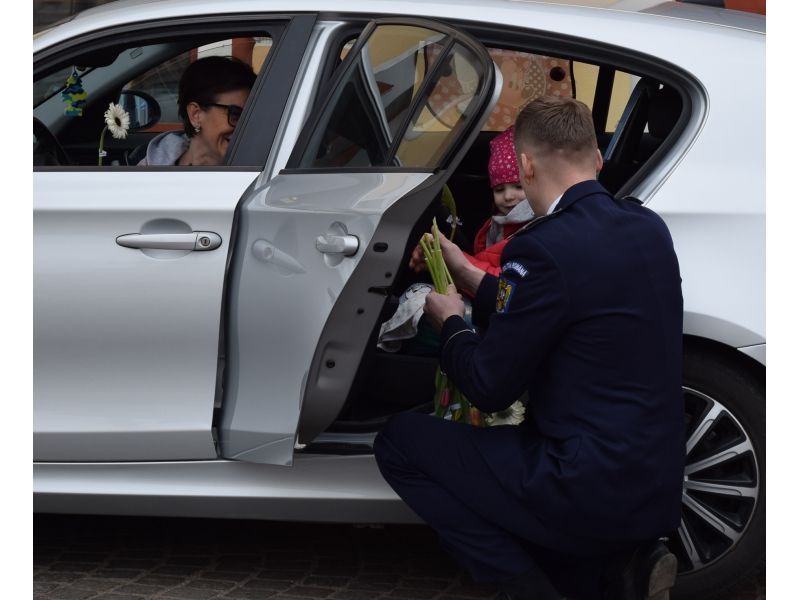 Flori și felicitări pentru doamne, de la polițiștii bihoreni