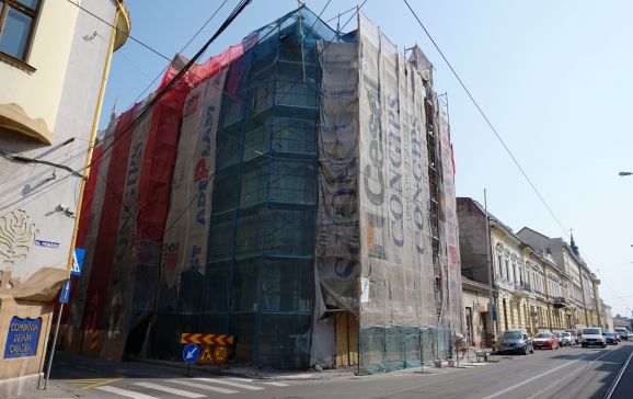 Continuă lucrările de reabilitare a fațadelor și schimbarea acoperișului la casa dr. Nemes Áron