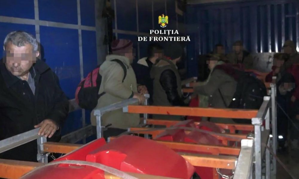 14 cetățeni străini ascunși într-un automarfar, depistaţi de poliţiştii de frontieră la Nădlac II