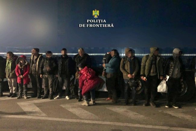 Opt vietnamezi ascunși într-o autoutilitară, depistaţi de poliţiştii de frontieră la Nădlac II