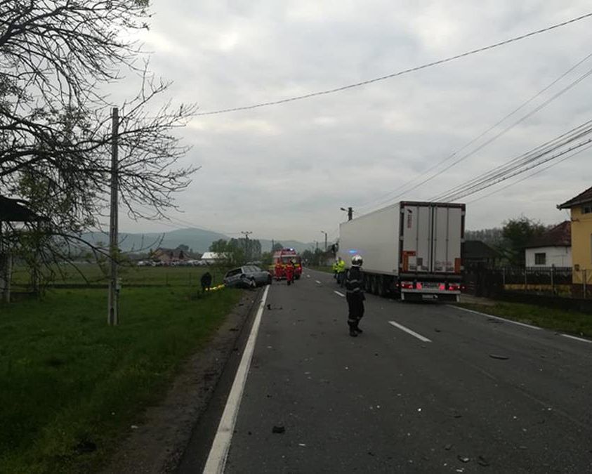 Intervenție pentru salvarea victimelor unui accident rutier produs pe DN1, între localitățile Topa de Criș și Borod