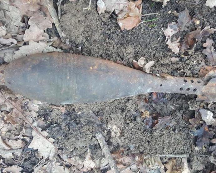Bombă de artilerie găsită de un localnic pe un teren din Uileacu de Criș