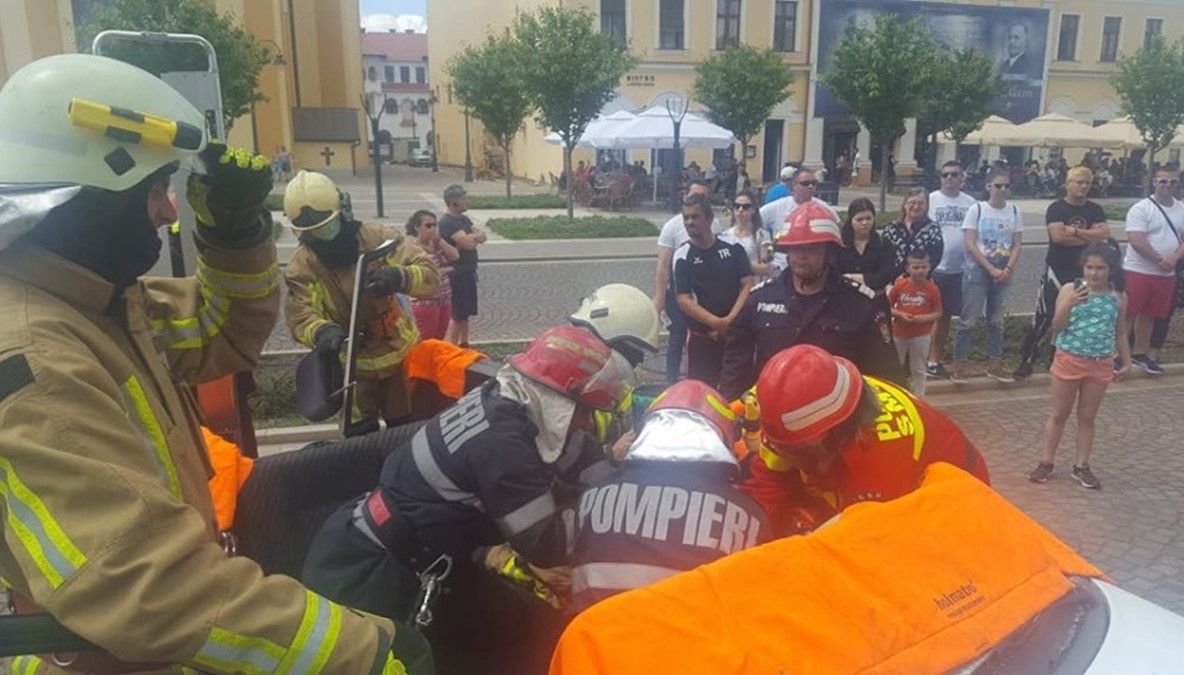 Antrenați pentru salvarea de vieți omenești: exercițiu de descarcerare și acordare a primului ajutor calificat desfășurat în Piața Unirii din Oradea