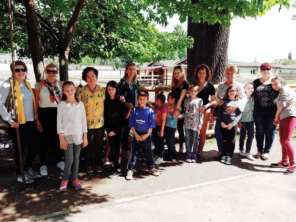 Zâmbete pentru copii, de la femeile liberale