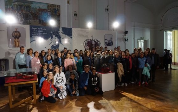 Peste 1000 de persoane au vizitat expoziția \"Însemnele Regalității Românești\"