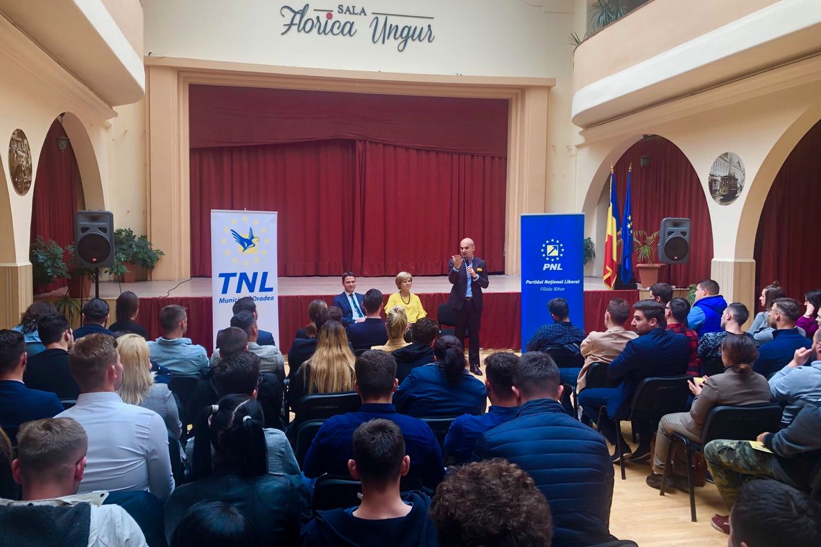 Rareș Bogdan primit cu mult entuziasm de tinerii orădeni