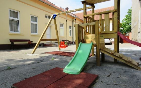 A început montarea echipamentelor de joacă pentru copiii din creşe