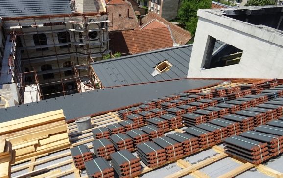 Se montează învelitoarea de țiglă a Palatului Episcopal Greco-Catolic