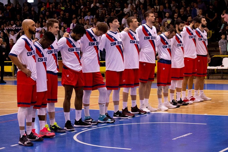 Sean Barnette, asul din mâneca iar Giordan Watson, MVP-ul finalei