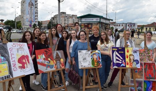 Expoziție cu mesaje antibulying și materiale preventive create de copii, în cadrul celei de-a treia zi a „Săptămânii Prevenirii Criminalităţii”.