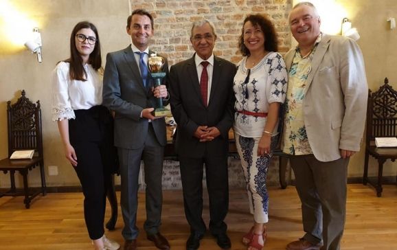 Oradea a primit trofeul „Mărul de Aur” din partea Federaţiei Internaţionale a Jurnaliştilor şi Scriitorilor de Turism