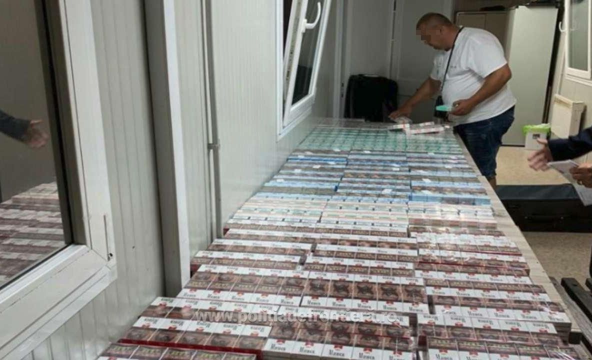 Peste 1900 pachete de ţigări, depistate ascunse într-un autocar la P.T.F. Nădlac II