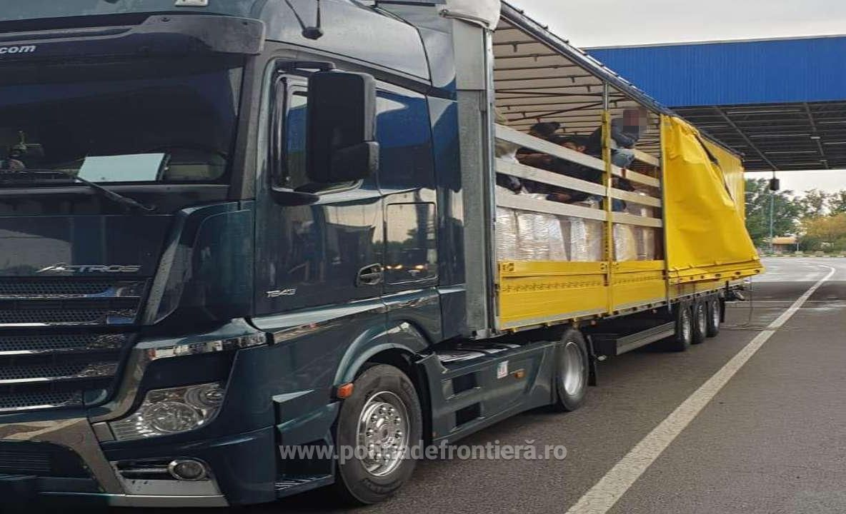 Optsprezece cetăţeni străini, ascunşi într-un automarfar, descoperiți la P.T.F. Nădlac II